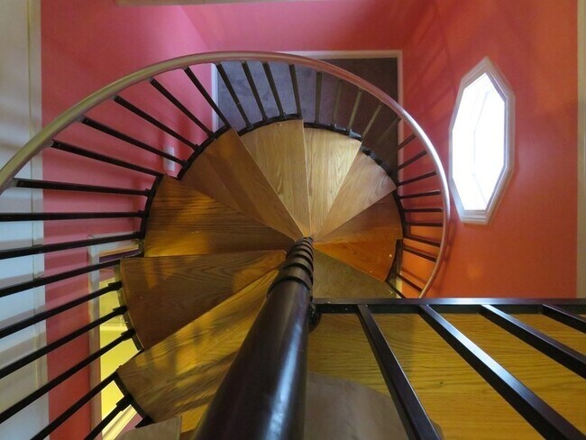 Building Photo - 715 Main St