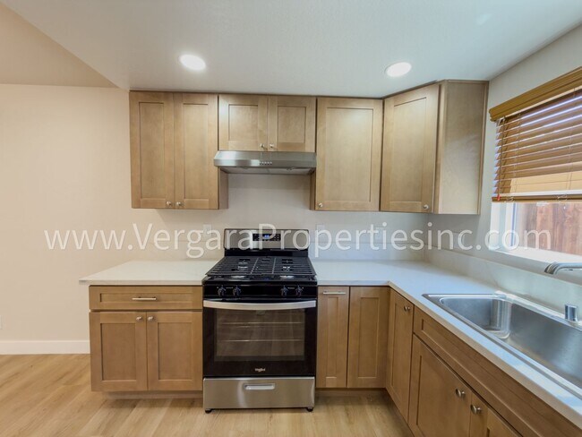 Building Photo - 1136 Gian Dr