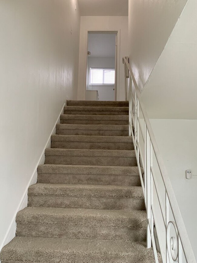 Building Photo - 418 C St