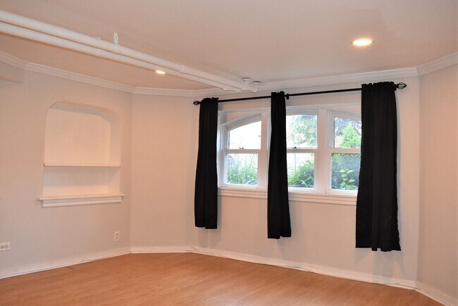 Building Photo - 1628 Gunderson Ave