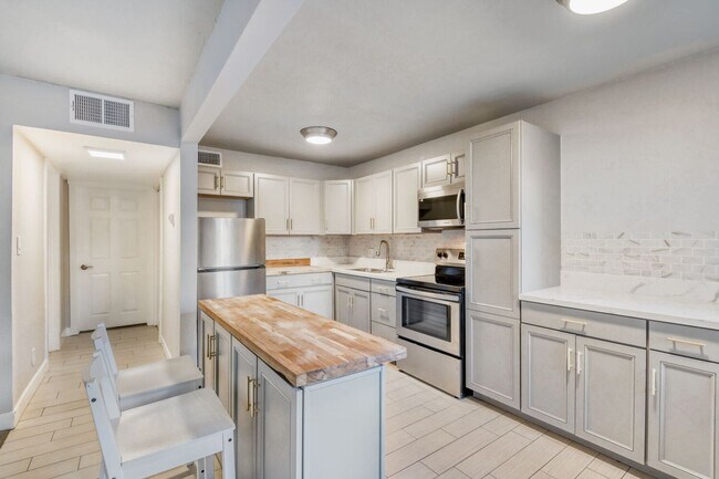 Building Photo - MOVE IN SPECIAL - FIRST MONTH'S RENT IS FREE - Upgraded 1 Bedroom Condo Near Freeway with Communi...
