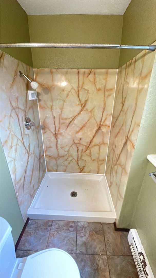 Building Photo - Preleasing Now! Split-level 4 Bedroom + 3 ...