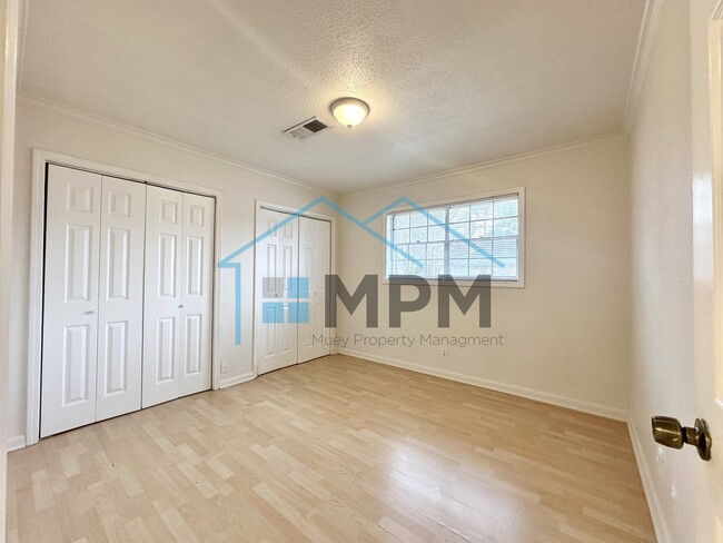 Building Photo - 13 W Elmwood Dr