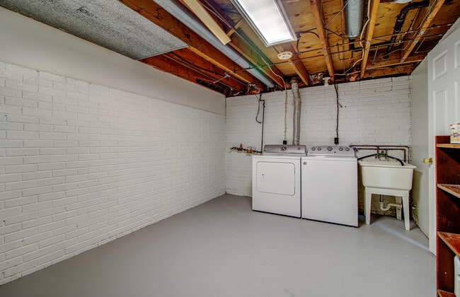 Building Photo - 204 Parkwood Dr