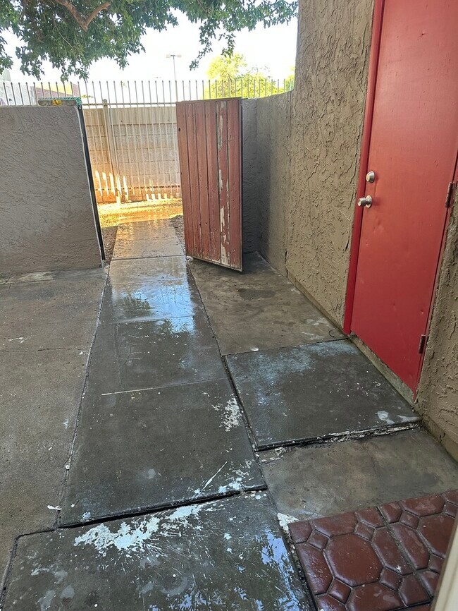 Building Photo - RENT TO OWN TOWN HOUSE 3 BEDROOMS 1 BATH $...