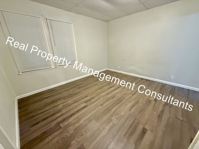 Building Photo - 3 Bed 2 Bath Duplex Now Available!