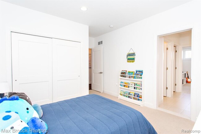 Building Photo - 25925 York Rd