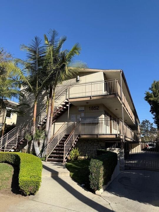 Building Photo - 1852 N Wilton Pl