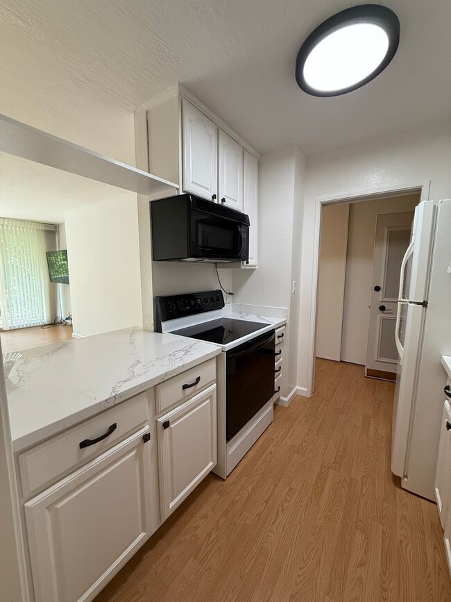 Building Photo - 1 Bed, 1 Bath Condo in Prime Belmont Location