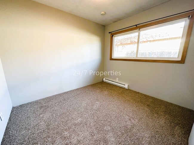 Building Photo - 2BD I 1BA Home + Garage - Large Lot