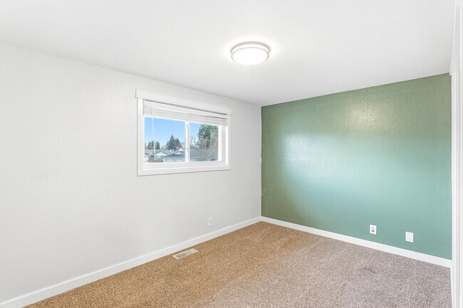 Building Photo - Spacious 4-Bedroom Chemawa Park Home with Fireplace, Bonus Room & Large Yard