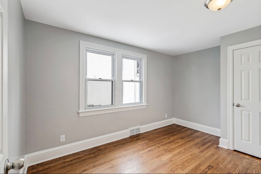 Building Photo - 121 Oakland Pl