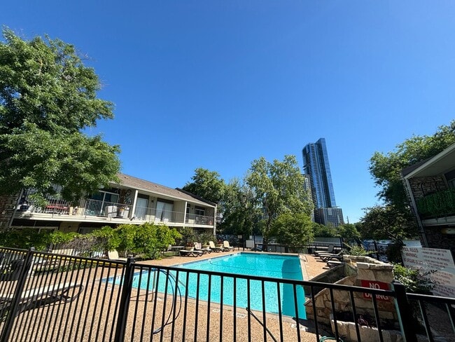 Building Photo - 500 E Riverside Dr