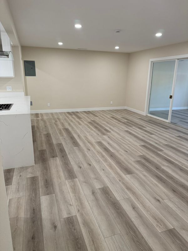 Building Photo - 340 E Shamrock St