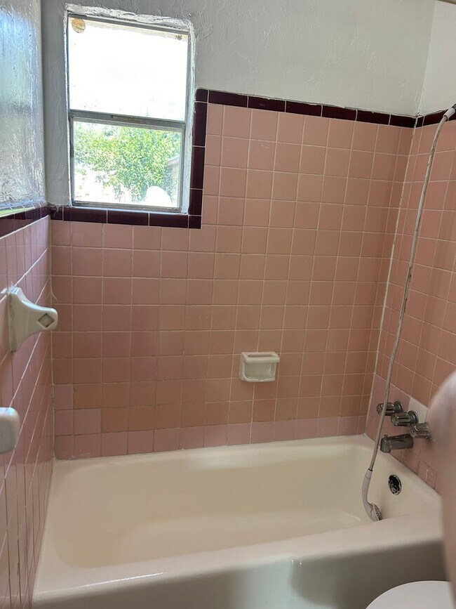 Building Photo - Cozy 2 Bedroom, 1 Bath Apartment in Charming Sarasota Duplex