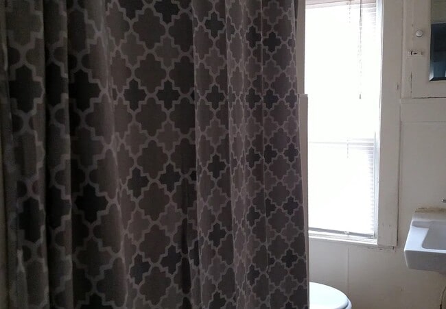 Building Photo - 237 Park Ln