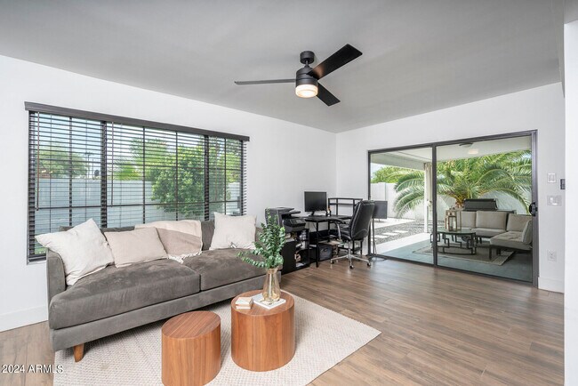 Building Photo - 8725 E Bonnie Rose Ave