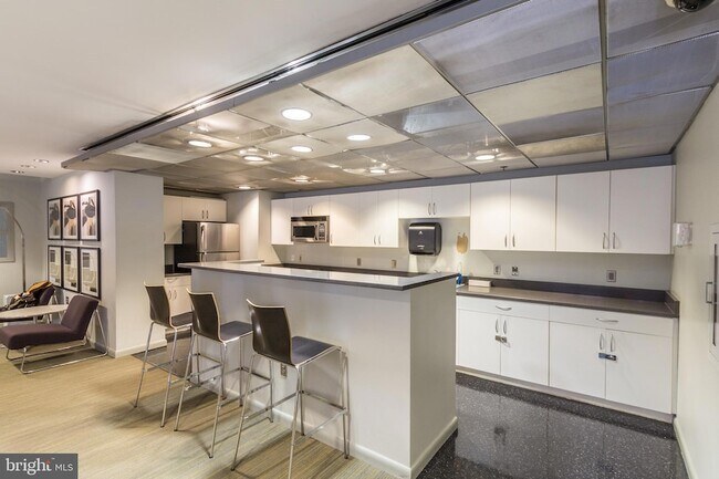 Building Photo - 1300 N St NW
