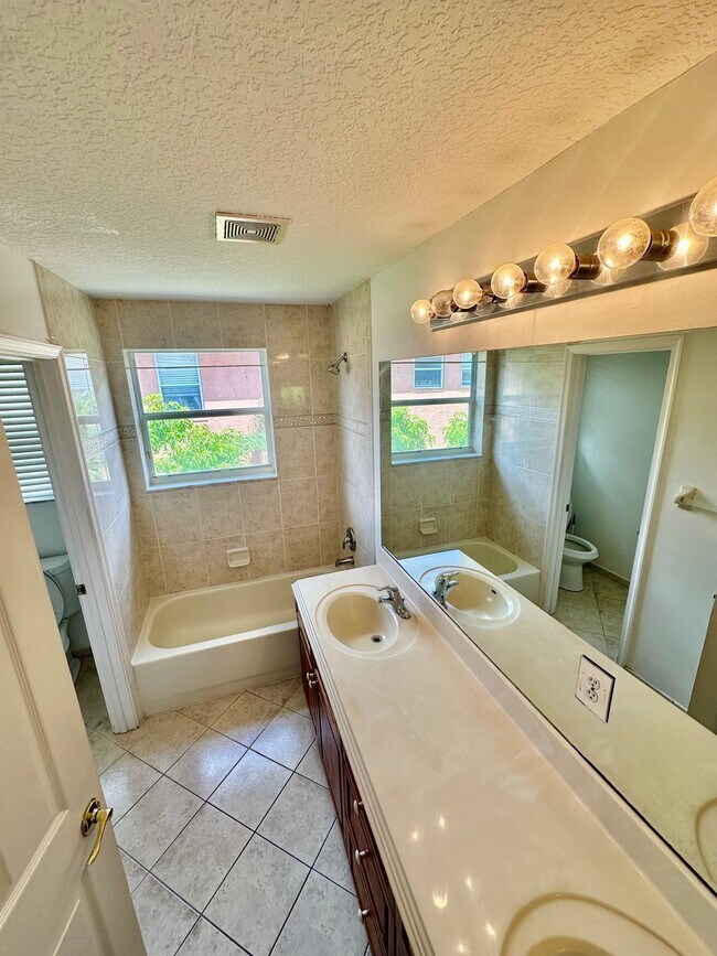 Building Photo - 2261 Ridgewood Cir