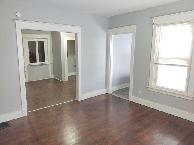 Building Photo - SW 201/203  E Locust