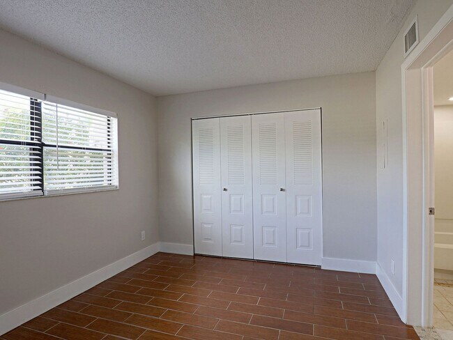 Building Photo - $250 OFF FIRST MONTH RENT!! Affordable & Newly Remodeled 1-Bedroom in the Heart of Fort Myers!