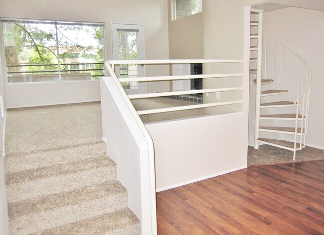 Building Photo - Spacious Lake Oswego 2Bdr w/Fireplace, Dishwasher, W/D, & Balcony!