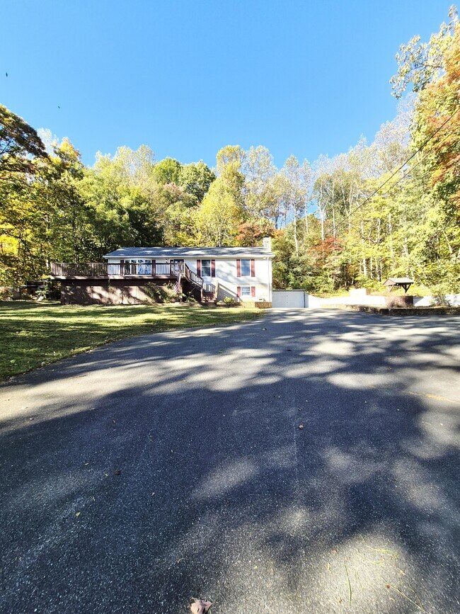 Building Photo - 976 Snow Mountain Rd