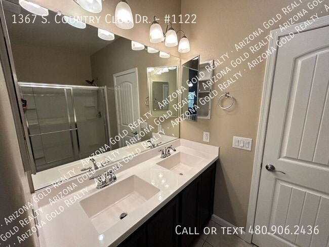 Building Photo - 1367 S Country Club Dr