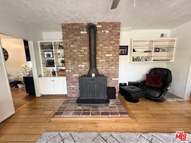 Building Photo - 22839 Oxnard St