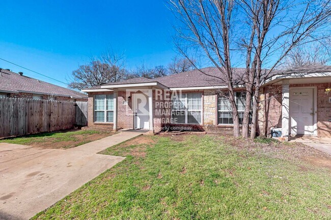 Building Photo - 404 Truman St