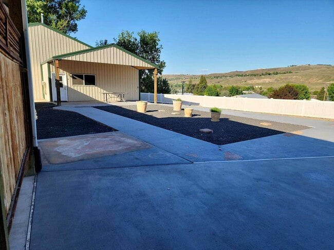 Building Photo - Spacious 3 Bed, 2 Bath Home with Shop & Stunning River Views – Clemans Addition