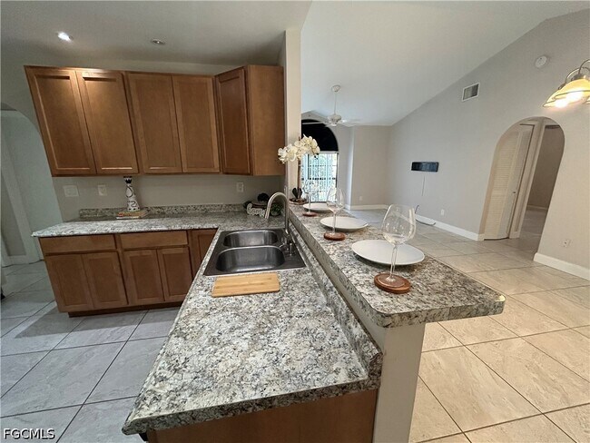 Building Photo - 701 SW 9th Ave