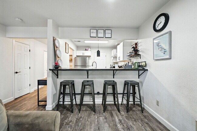 Building Photo - Adorable 2/1.5 with private back yard, ful...