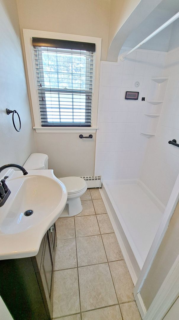 Building Photo - 3 Bed / 1-1/2 Bath Single Family Home w/2-car garage