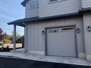 Building Photo - Newer 3 bedroom, 2.5 bath duplex in desirable neighborhood!