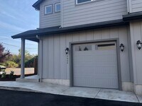 Building Photo - Newer 3 bedroom, 2.5 bath duplex in desirable neighborhood! MOVE IN SPECIAL!