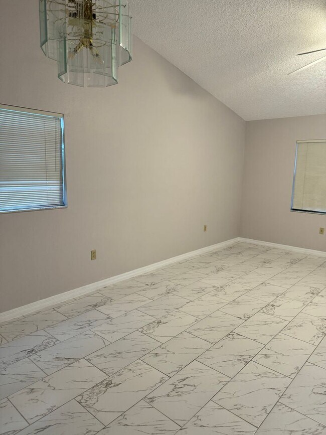 Building Photo - Two bedroom two bathroom townhome!