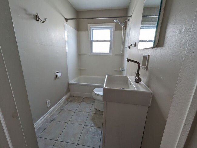 Building Photo - Charming 2-Bedroom Home in North Linden – ...