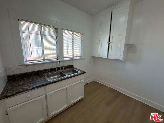 Building Photo - 1298 Queen Anne Pl