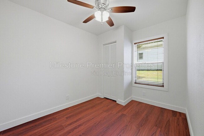 Building Photo - 1107 W Hanna St