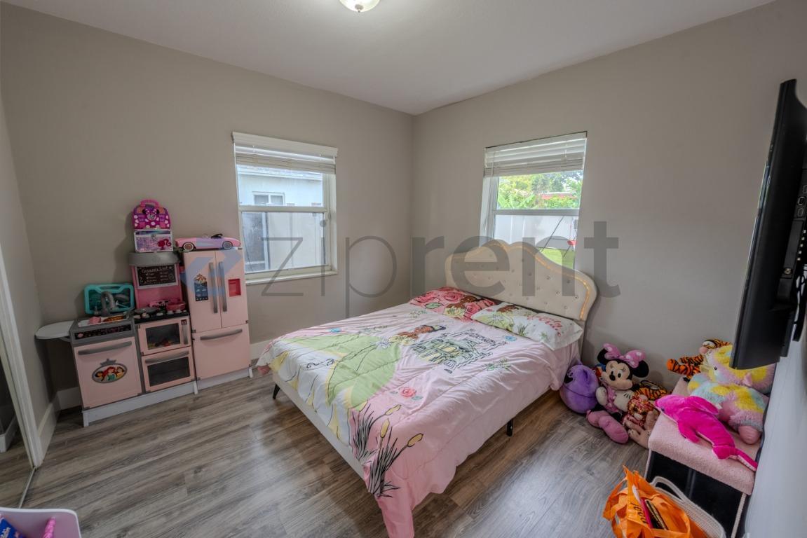 Building Photo - Unit