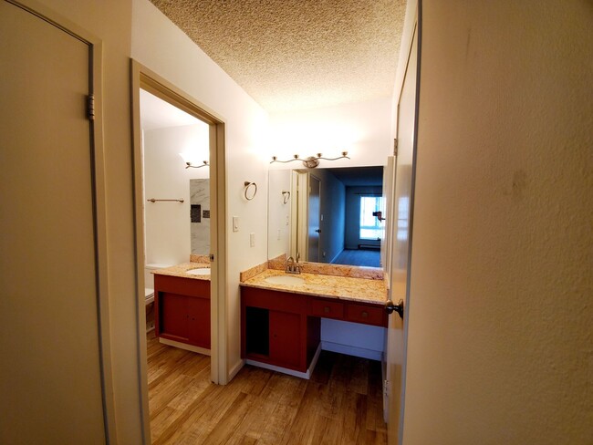 Building Photo - Beautiful, sunny woodlake condo