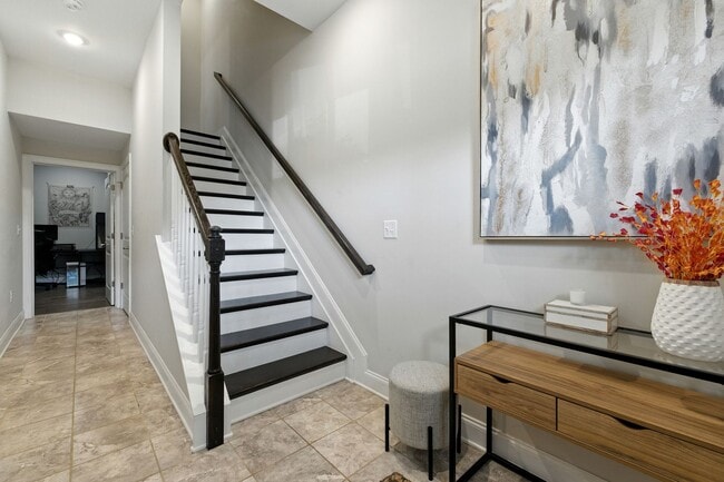 Building Photo - Immaculate Townhouse with Finished Basement