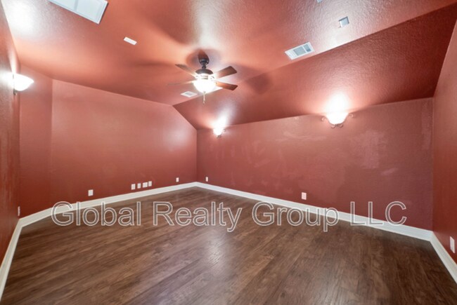 Building Photo - 431 Calm Springs