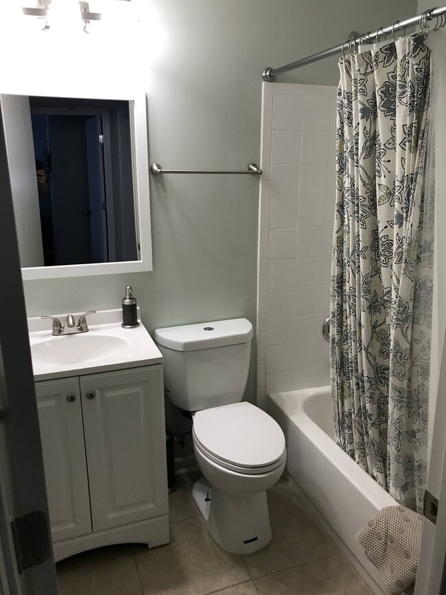 Building Photo - 848 Myrtle St NE