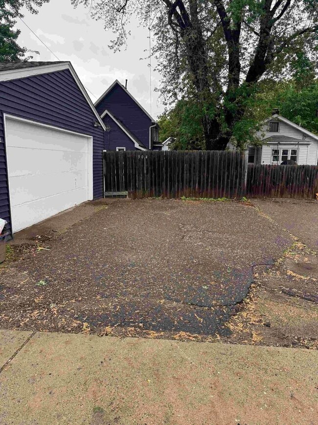 Building Photo - 3 Bedroom / 1 Bathroom Private Fenced Yard...