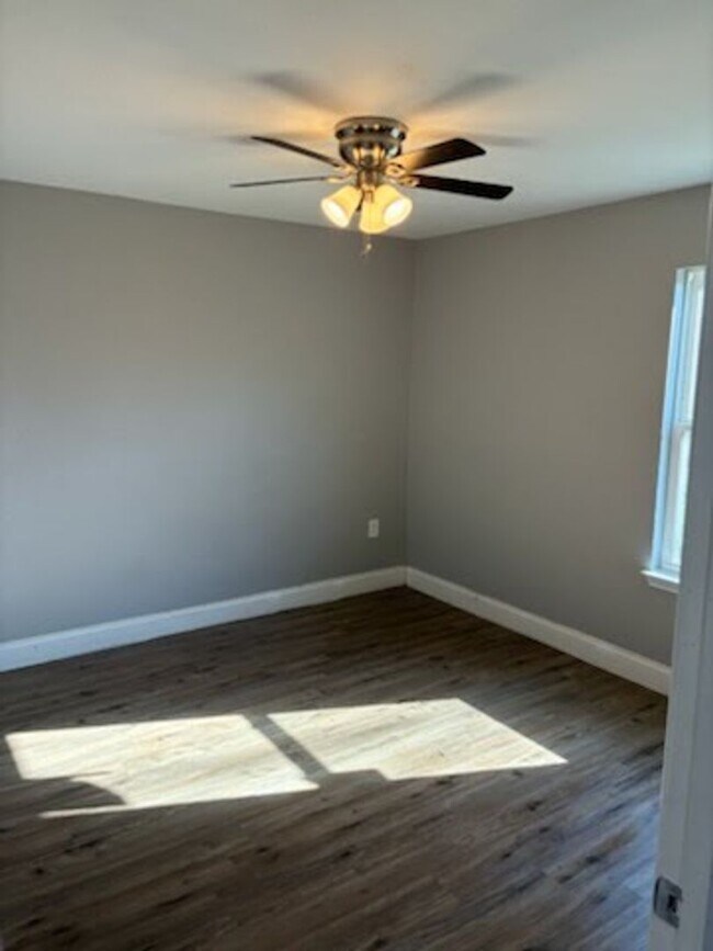 Building Photo - 1707 Clark St