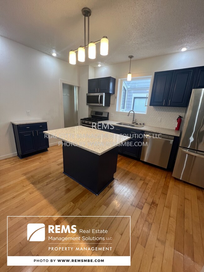 Building Photo - 813 Williamson St