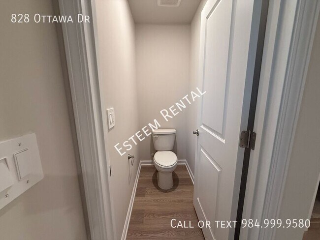 Building Photo - 828 Ottawa Dr