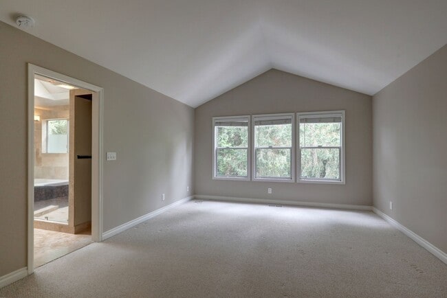 Building Photo - Beautifully Remodeled Home with Gourmet Kitchen & Fenced Yard in Klahanie